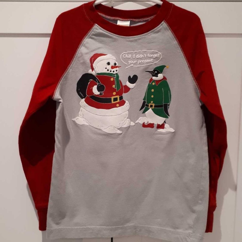 WINTER THEMED LONG SLEEVE TOP BY GYMBOREE, SIZE 5/6 IN GREAT CONDITION!